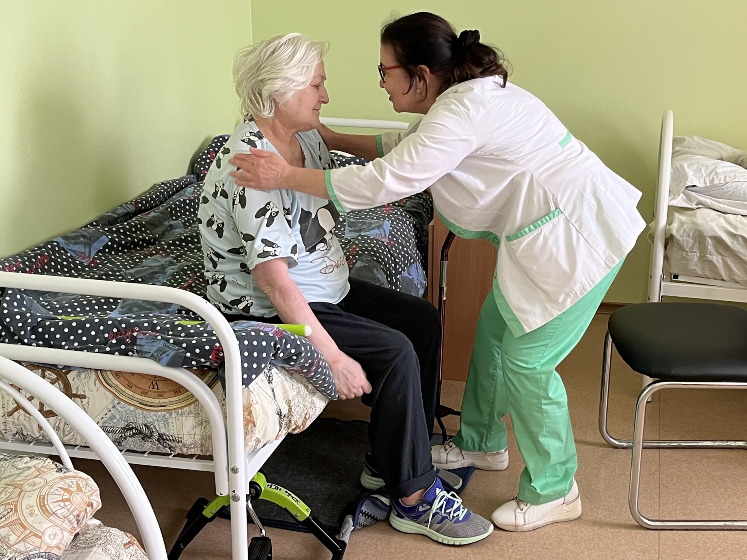 уход за пожилыми, услуги сиделки, дежурная медсестра, Киев, Киевская область